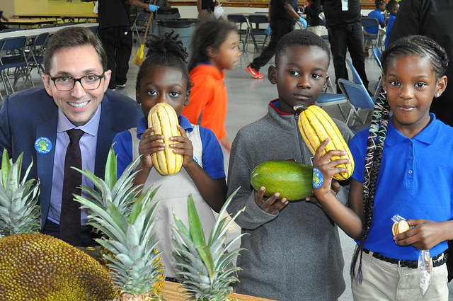 Acting Deputy Under Secretary for Food, Nutrition and Consumer Services Brandon Lipps with students